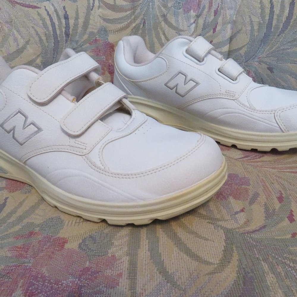 Men's New Balance White Leather Walking Shoes 812